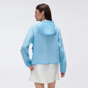muzyoga-MZ006-athletic-back-silhouette.webp Rear view showcasing the clean-cut athletic silhouette and hood.