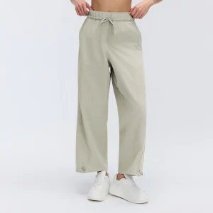 Front view of MZ-043 Raw Linen Grey high-waisted 7/8 pants.
