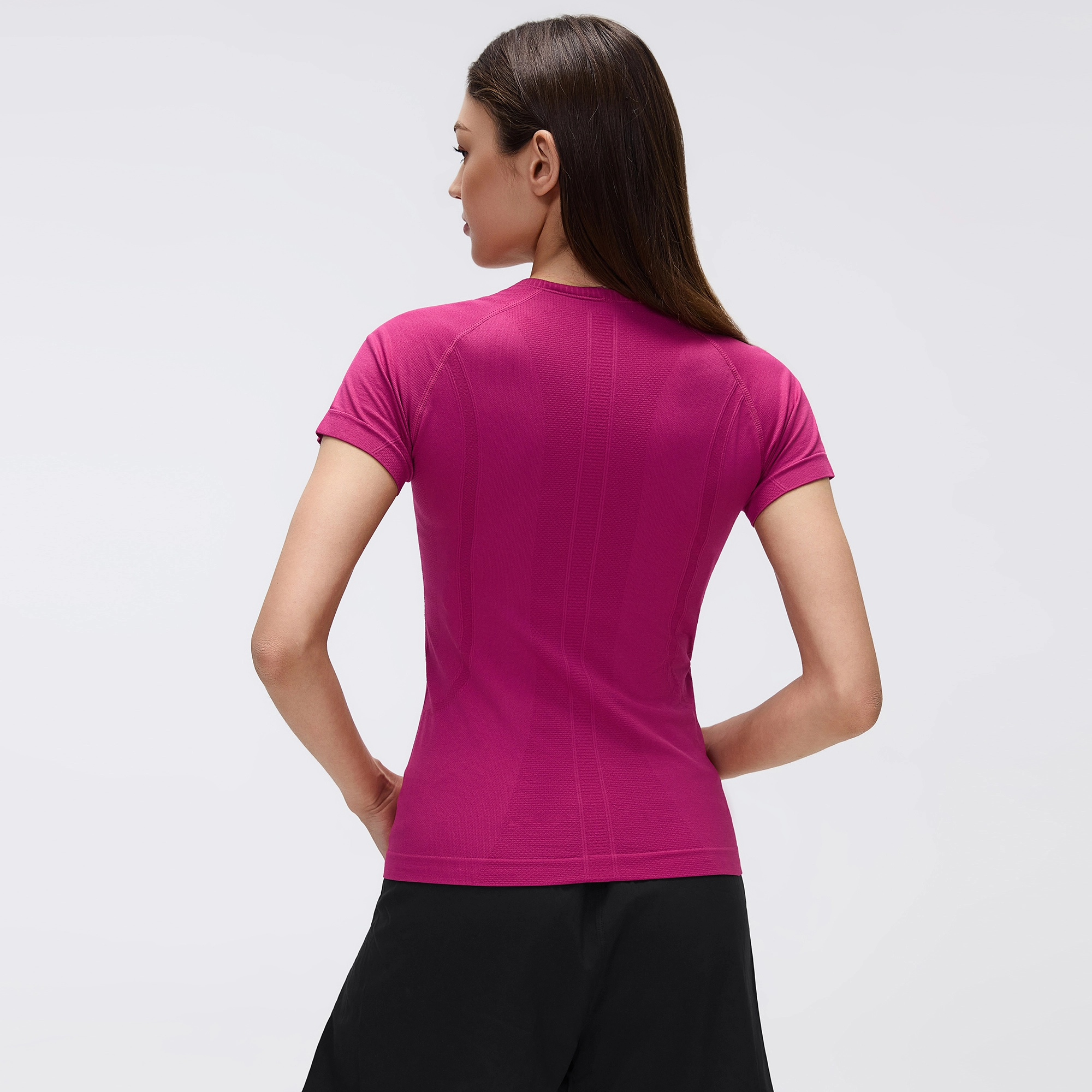 MZ-2067 | Wholesale Seamless Performance Tee: 160G Breathable Nylon & Back Ventilation - Smoky Magenta - muzyoga 2 Rear view showcasing the integrated back ventilation for sweat management.