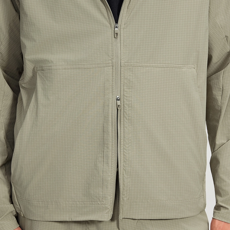 MZ-MJ006 | Wholesale Men's Hooded Training Jacket: 90G Nylon-Polyester Grid Fabric & Mesh Ventilation - Oak Brown - muzyoga 4 Close-up of the two-way adjustable zipper system.