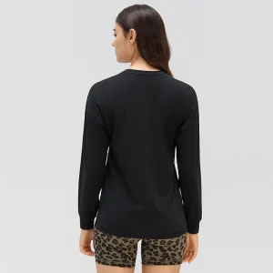 Black Relaxed Long Sleeve Yoga Top – Back View Back view of a black relaxed-fit long sleeve yoga top showing the dropped shoulder seams, plain back panel and cuffed sleeves.